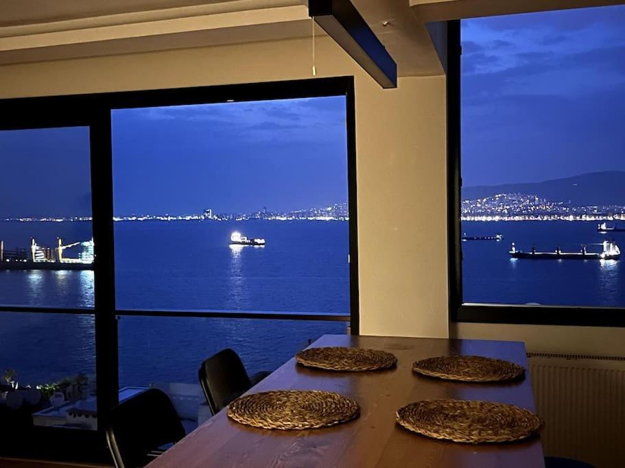 Near The Historical Elevator With A Sea View Appartement İzmir